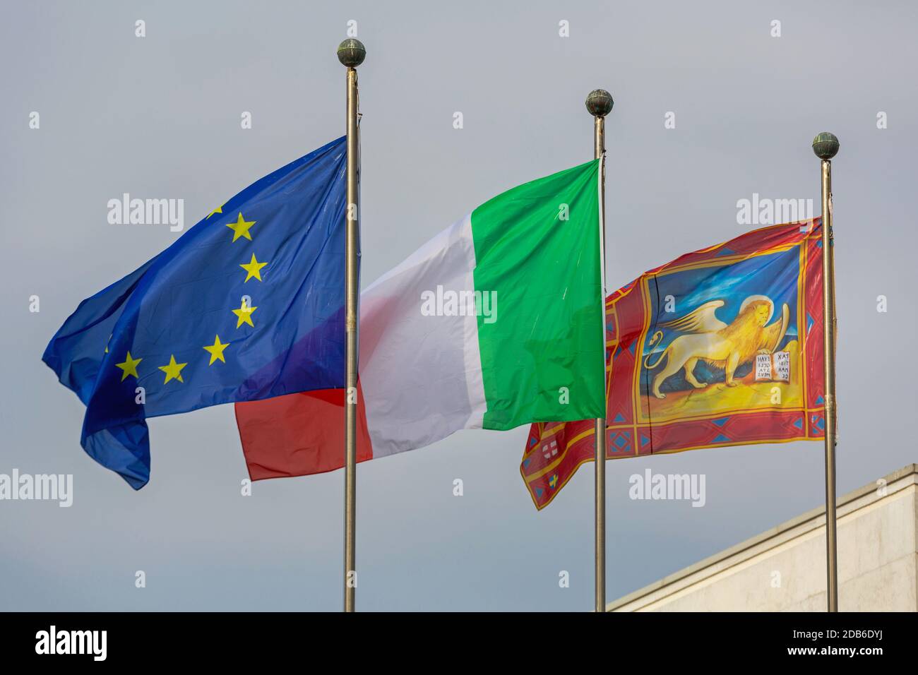 Venezia, Italia - 10 gennaio 2017: City Lion Bandiere italiane ed europee insieme a Venezia, Italia. Foto Stock