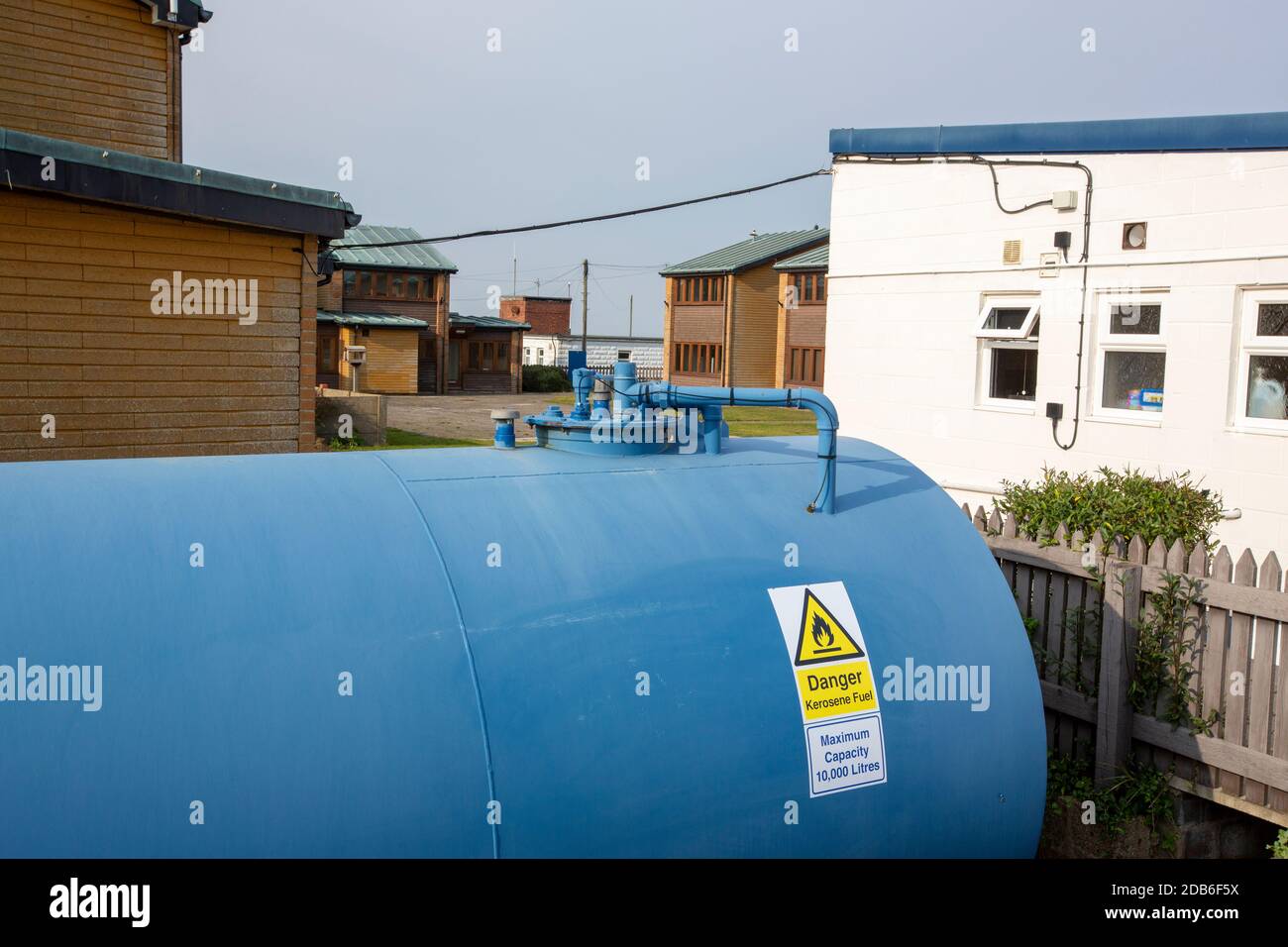 Una cisterna di cherosene presso la stazione di Lifeboat presso Surn Point, Riserva Naturale, sull'estuario di Humber, Yorkshire, Regno Unito. Foto Stock