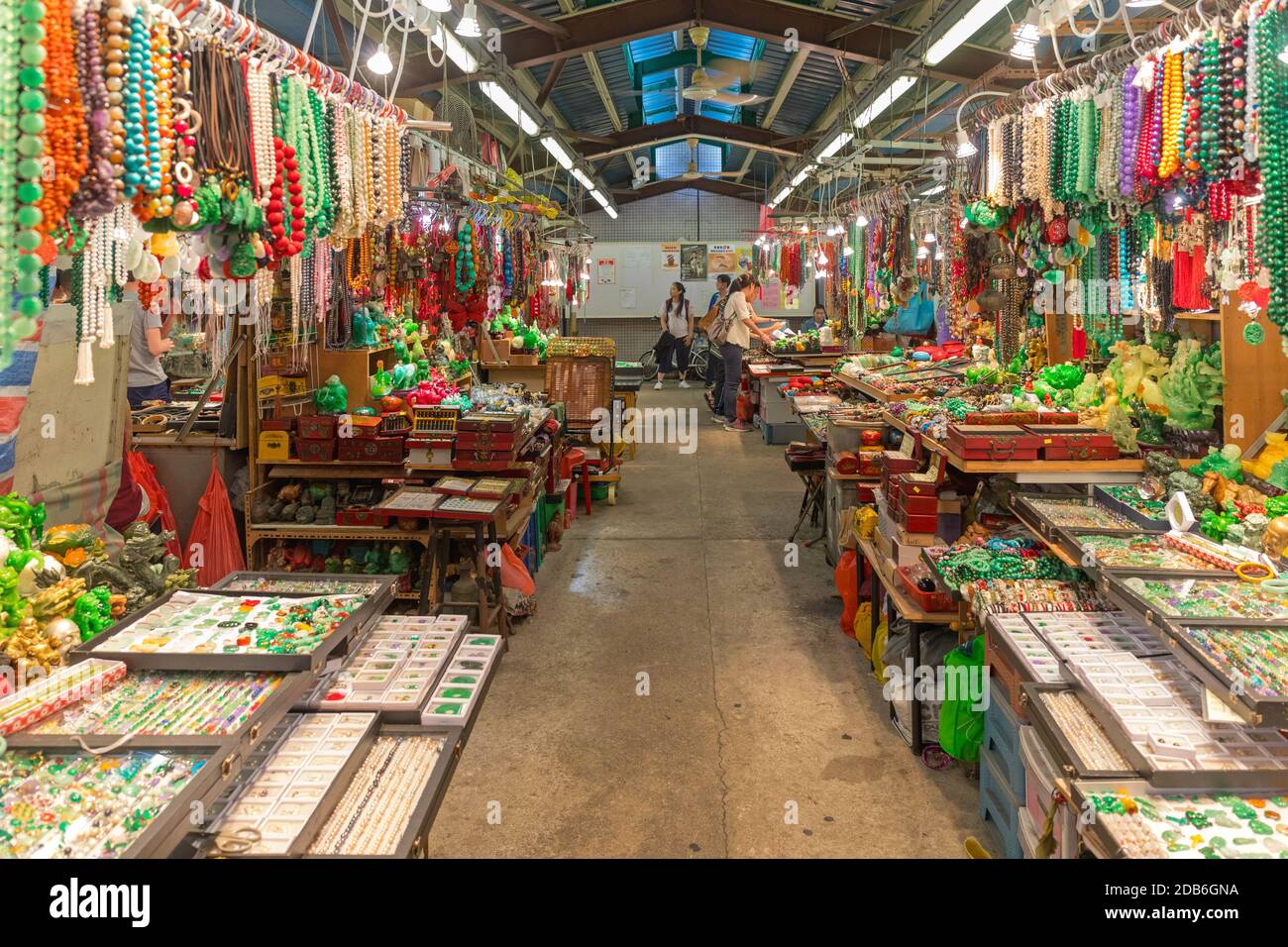Hong Kong, Cina - 26 aprile 2017: Interni del mercato di ya ma Tei Hawker Jade a Hong Kong, Cina. Foto Stock