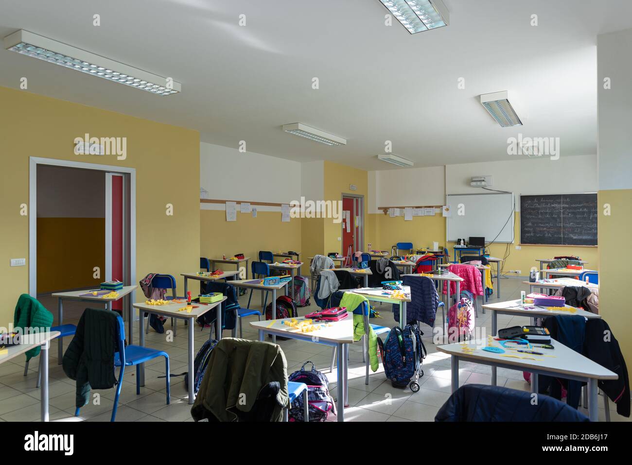 Vista di un'aula con scrivanie e sedie, interno di una scuola Foto Stock
