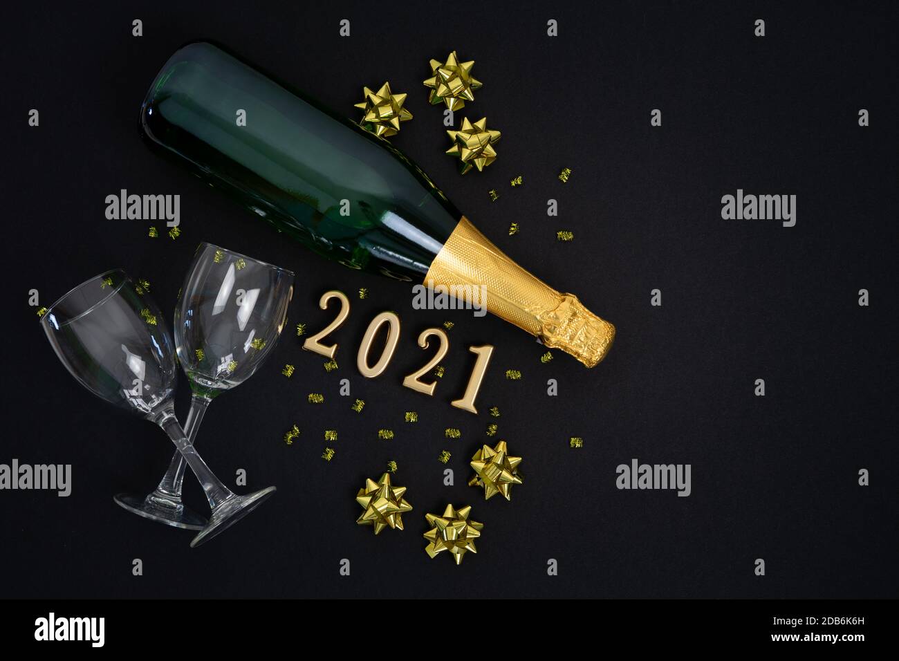 Archi di Natale per decorazione con numeri 2021 e bottiglia di champagne con  bicchieri. Capodanno. Spazio di copia. Vista dall'alto Foto stock - Alamy
