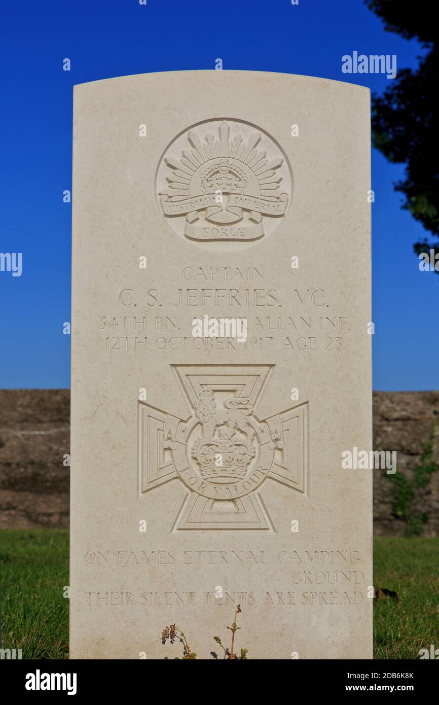 Tomba del capitano australiano della Croce Victoria, Clarence Smith Jeffries (1894-1917), nel cimitero di Tyne Cot a Zonnebeke, Belgio Foto Stock
