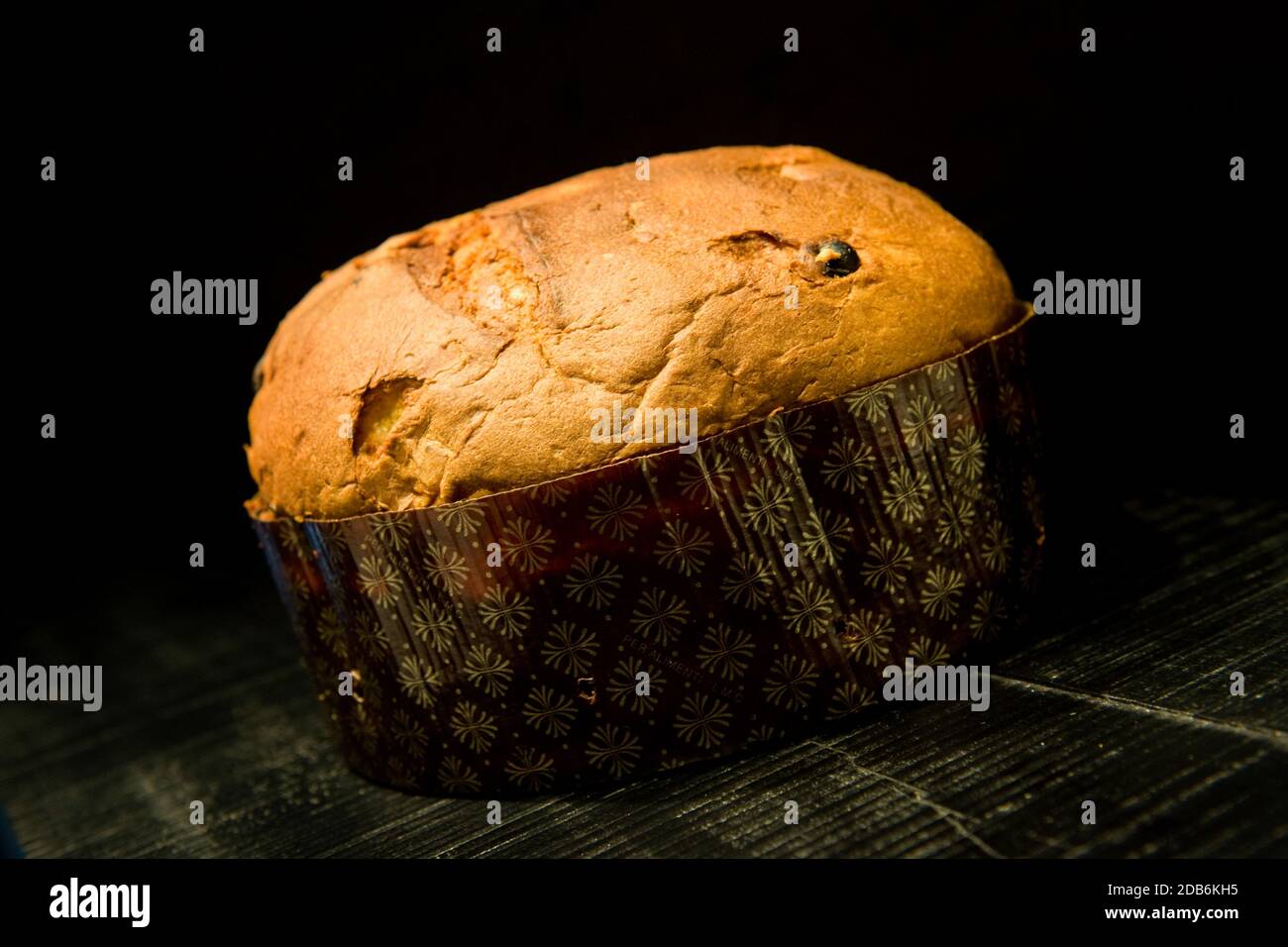 Il tipico dolce panettone natalizio italiano su sfondo di legno nero Foto Stock