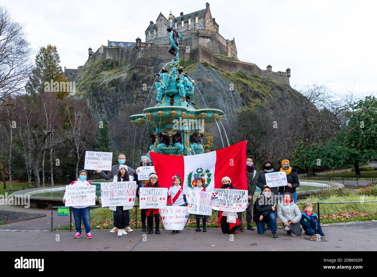 I residenti peruviani di Edimburgo hanno protestato su piccola scala a causa delle restrizioni COVID19 nel centro di Edimburgo a sostegno delle proteste a favore della democrazia e della corruzione in Perù. Foto Stock