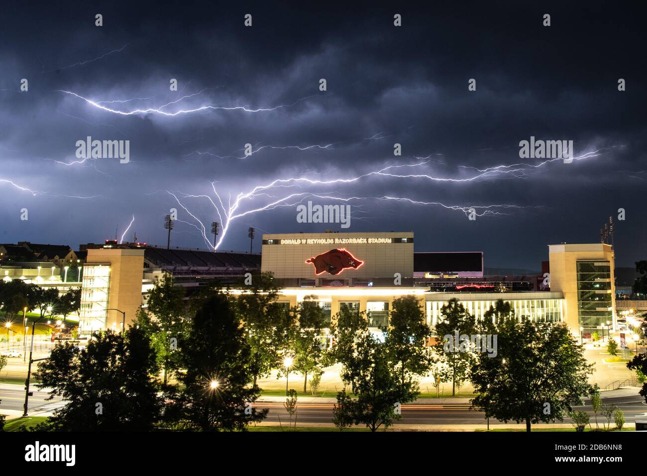 Fulmini colpisce dietro Donald W. Reynolds Razorback Stadium Sabato 11 luglio 2020 a Fayetteville, Arkansas. Foto Stock