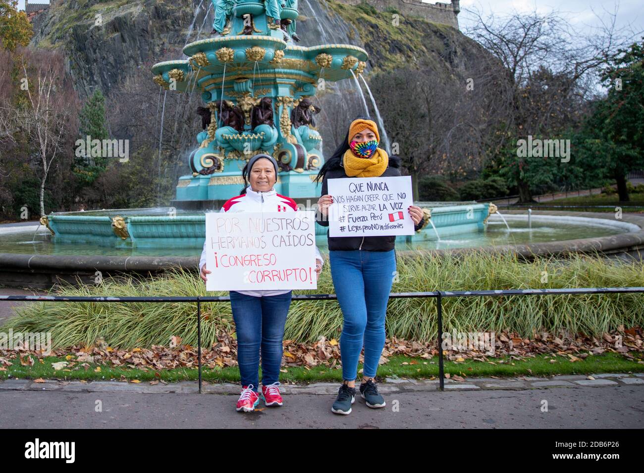 I residenti peruviani di Edimburgo hanno protestato su piccola scala a causa delle restrizioni COVID19 nel centro di Edimburgo a sostegno delle proteste a favore della democrazia e della corruzione in Perù. Foto Stock