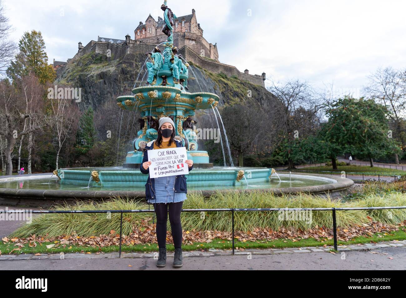 I residenti peruviani di Edimburgo hanno protestato su piccola scala a causa delle restrizioni COVID19 nel centro di Edimburgo a sostegno delle proteste a favore della democrazia e della corruzione in Perù. Foto Stock