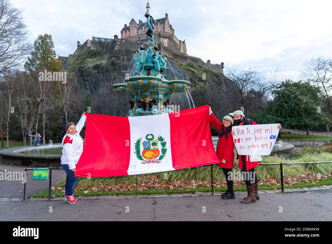I residenti peruviani di Edimburgo hanno protestato su piccola scala a causa delle restrizioni COVID19 nel centro di Edimburgo a sostegno delle proteste a favore della democrazia e della corruzione in Perù. Foto Stock