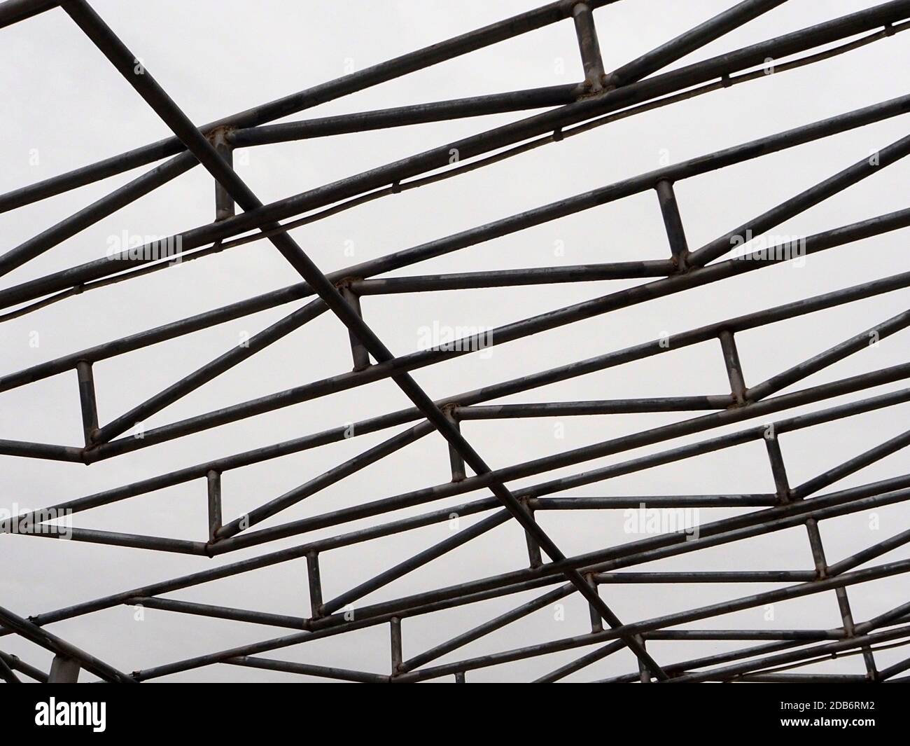 Le barre metalliche nella cella formano un modello. Foto Stock