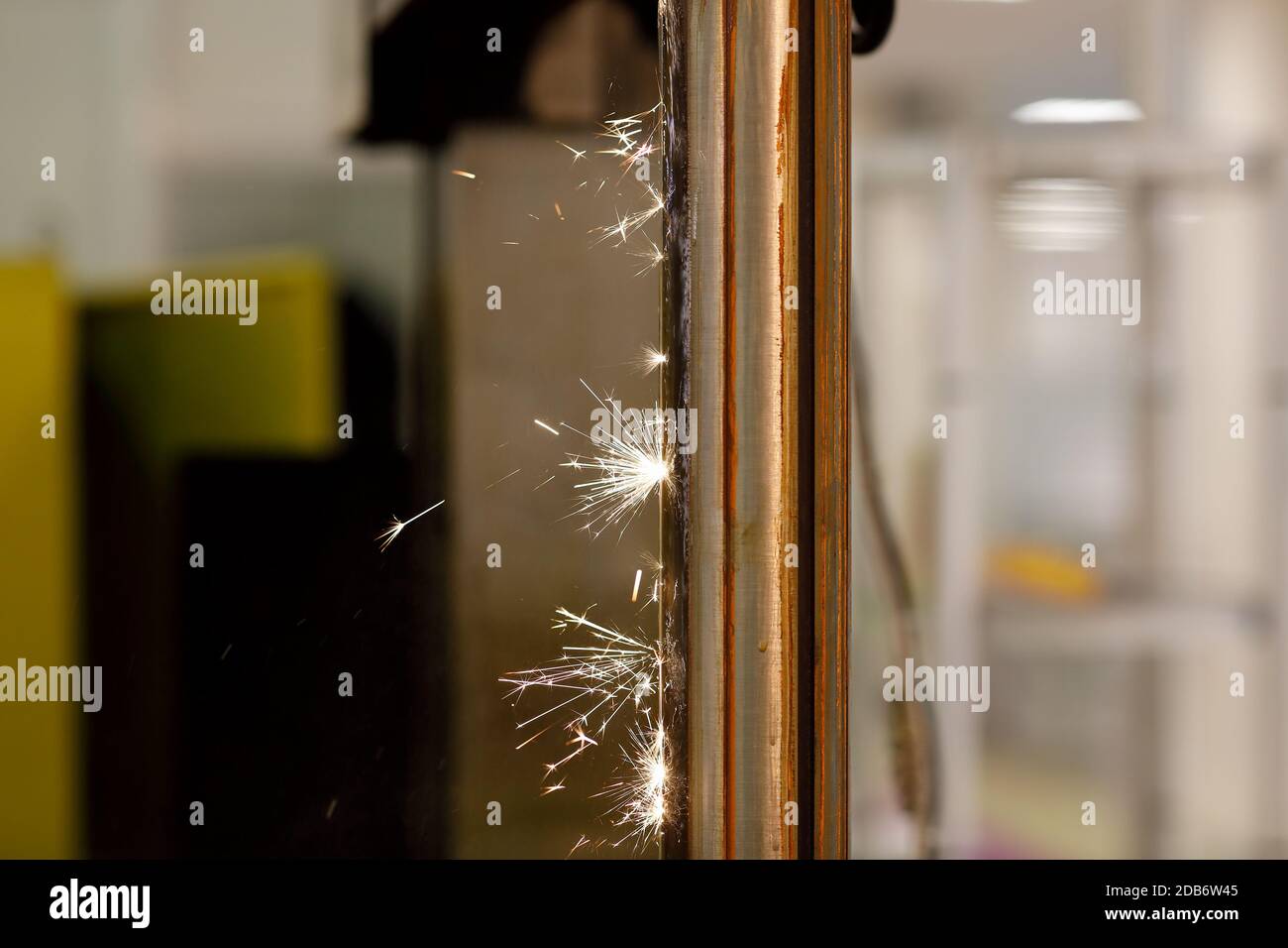 Processo di erosione a scintilla con macchina a scarica elettrica EDM. Messa a fuoco selettiva. Foto Stock