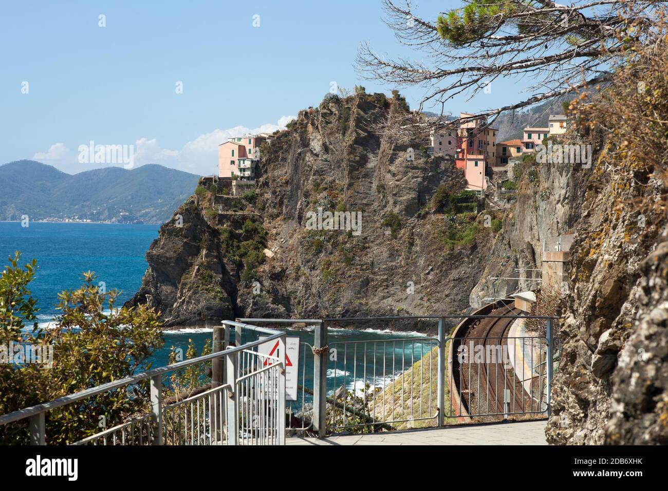 La stazione ferroviaria di Manarola nelle Cinque Terre Foto Stock