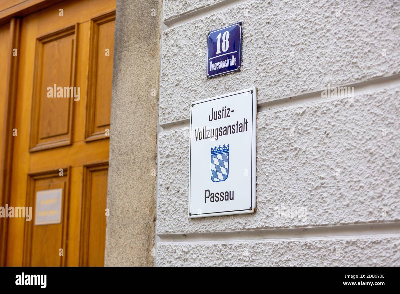 PASSAU / GERMANIA - 8 NOVEMBRE 2020: Segno di istituzione penale Passau. Justizvollzugsanstalt significa istituzione penale. Foto Stock