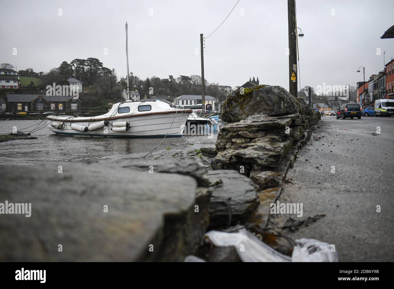 Mentre la regione di Munster si prepara per l'avvertimento giallo, West Cork città; Bantry è sul rischio elevato di inondazioni maree Foto Stock