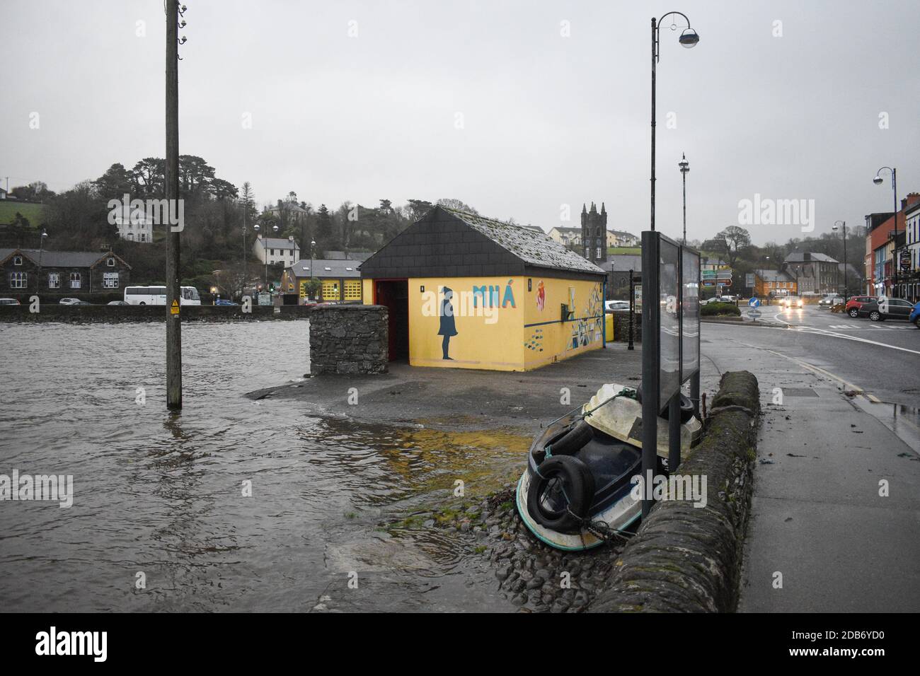 Mentre la regione di Munster si prepara per l'avvertimento giallo, West Cork città; Bantry è sul rischio elevato di inondazioni maree Foto Stock