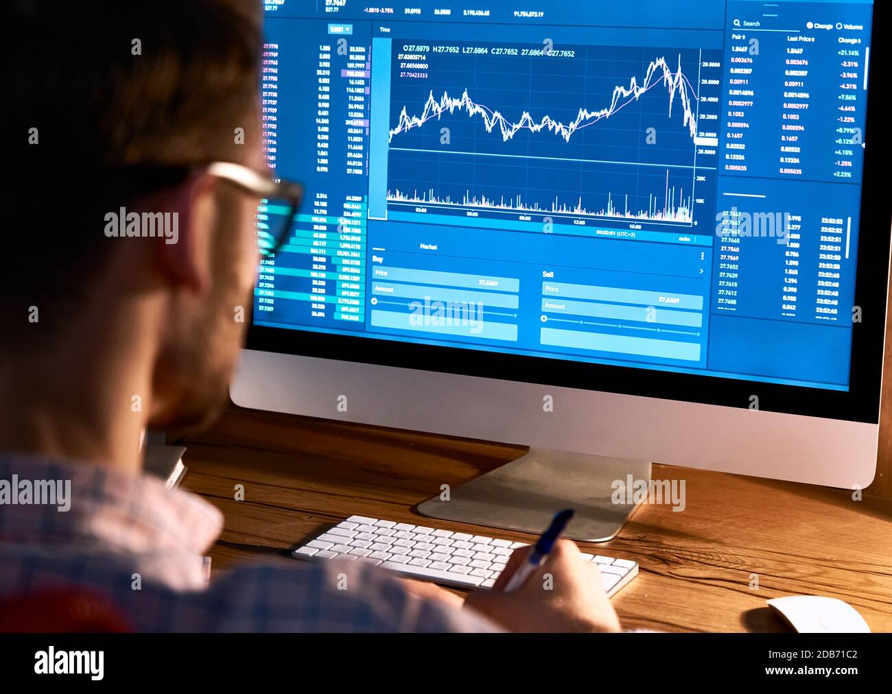Commerciante del mercato azionario che osserva il grafico in linea di controllo di compravendita del calcolatore. Foto Stock