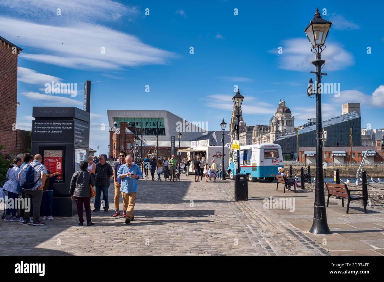 Scena estiva allo storico Albert Dock di Liverpool Foto Stock