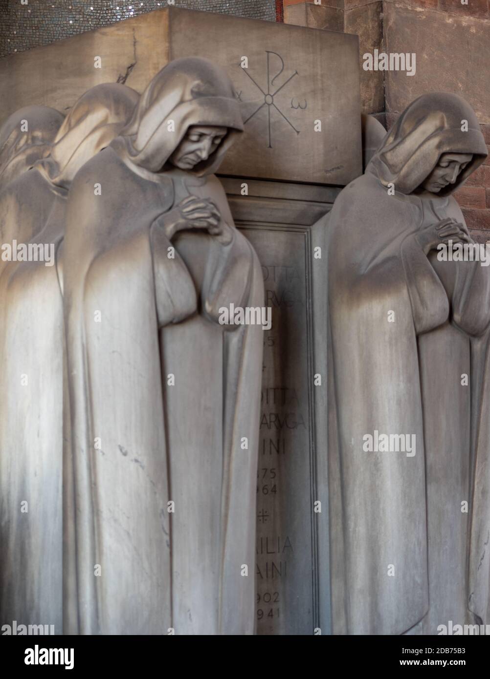 La processione funebre dello scultore Giannino Castiglioni, una delle opere più rappresentative del Cimitero Monumentale di Milano Foto Stock