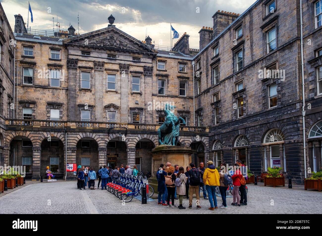 La storica Edinburgh City Chambers con la famosa statua di Alessandro e Bucefalo Foto Stock