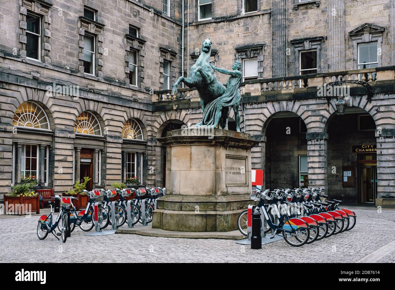 La storica Edinburgh City Chambers con la famosa statua di Alessandro e Bucefalo Foto Stock