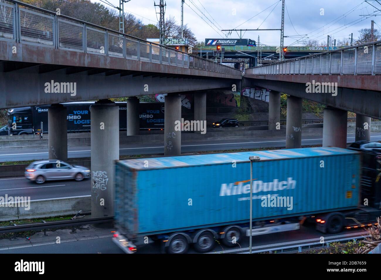 Il raccordo autostradale Kaiserberg, autostrada A40, Ruhrschnellweg, attraversa la A3, il paesaggio del ponte, i ponti autostradali e i ponti ferroviari, chiamati Spagett Foto Stock