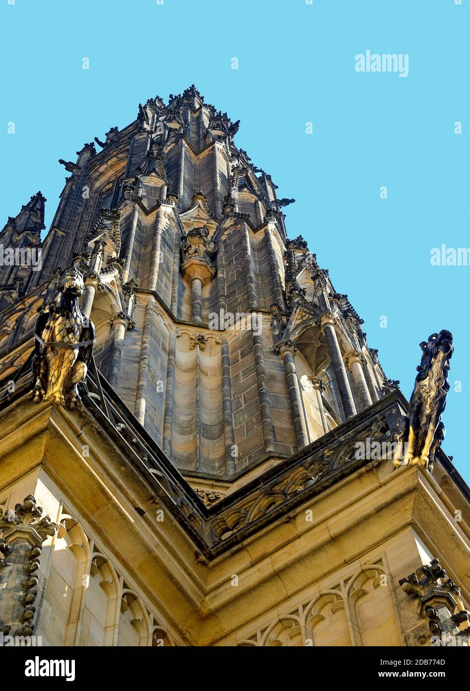 torre della Cattedrale Metropolitana dei Santi Vitus, Venceslao e Adalberto sul monte Hradschin del castello a Praga, Repubblica Ceca Foto Stock