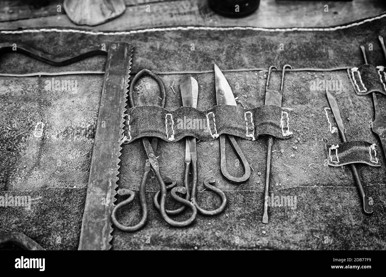 Vecchi strumenti per cuoio, dettaglio di un metallo arrugginito strumenti per lavorare le pelli Foto Stock