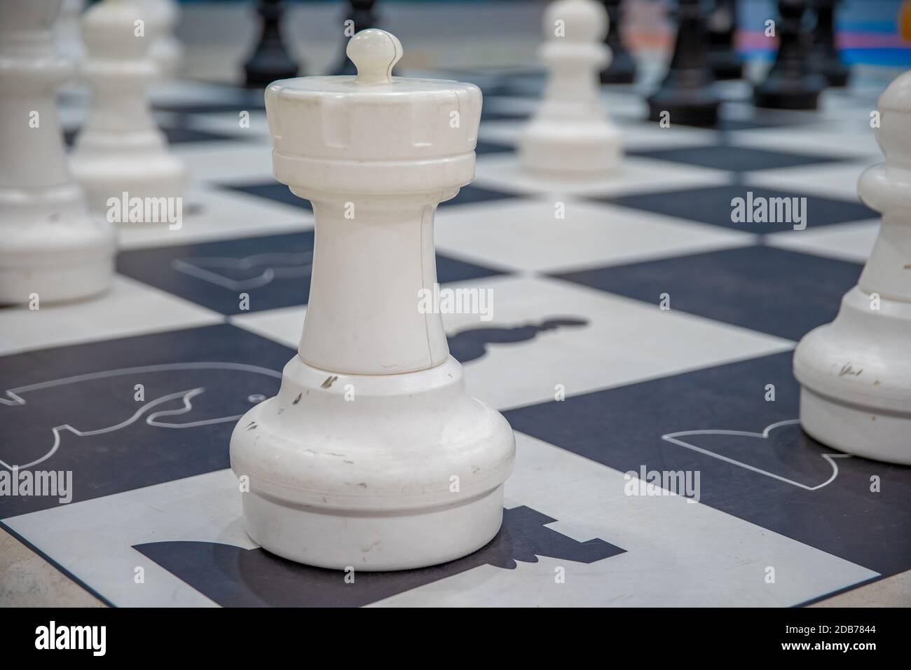 manichini dal gioco degli scacchi su quadrati bianchi e neri. Foto Stock