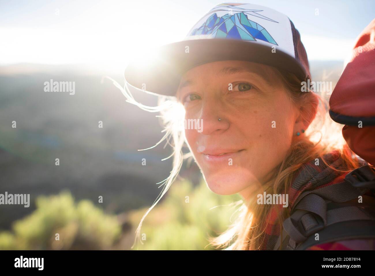 Ritratto di una donna al tramonto Foto Stock