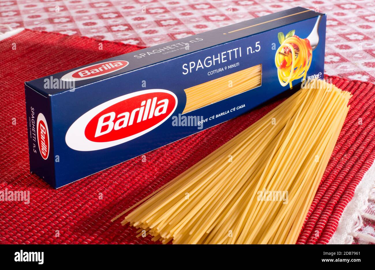 Confezione per Barilla Spaghetti Pasta con le tagliatelle sfuse affiancate su un segnaposto rosso al tavolo Foto Stock