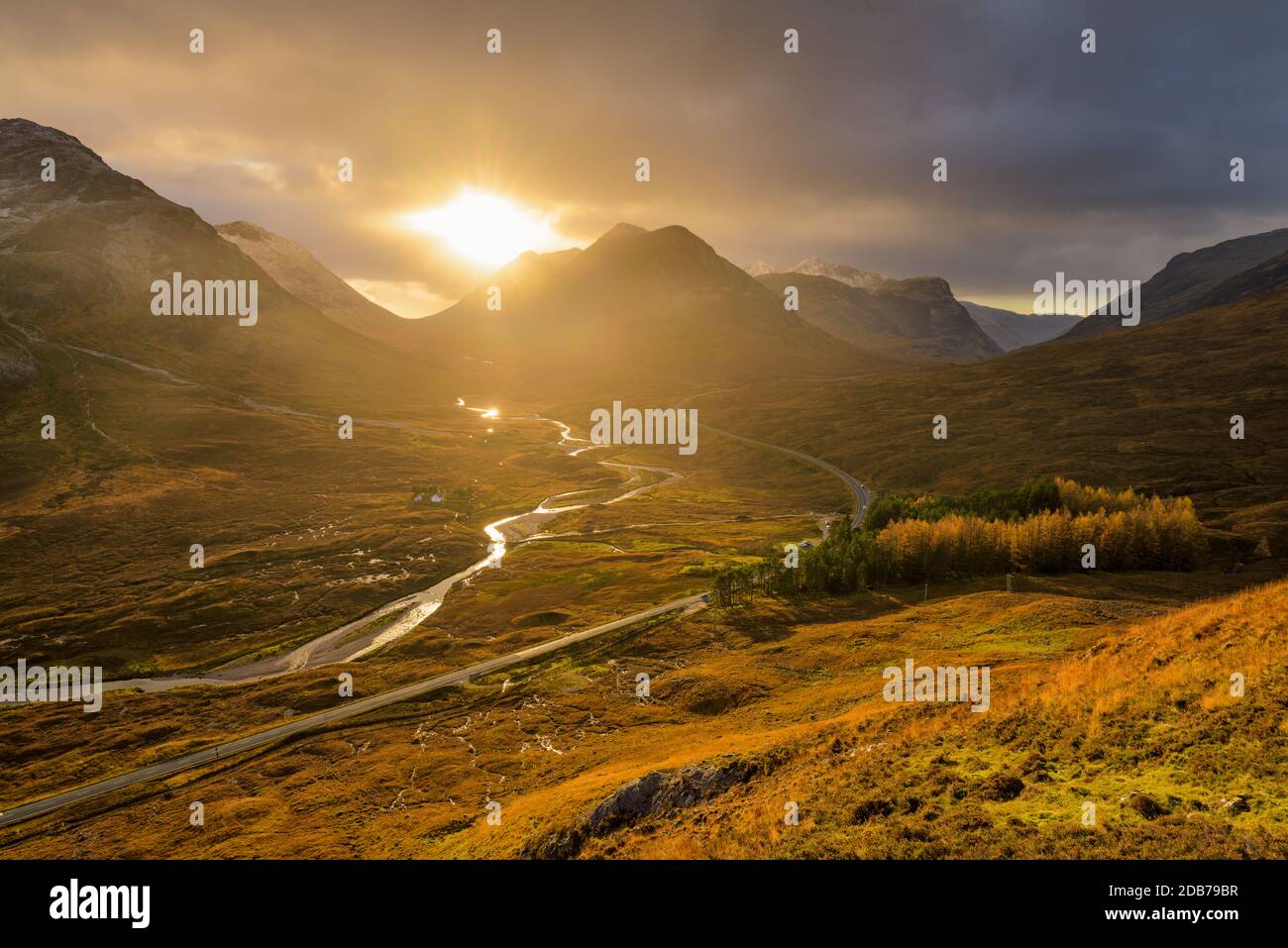 Winding Road e il fiume che attraversa la valle di Glencoe con la luce serale dorata. Foto Stock