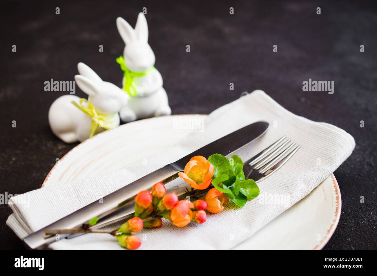 Uova Pasquali Colorate E Un Imballaggio in Cartone Di Uova Di Quaglia Con Fiori Sul Tavolo. Il