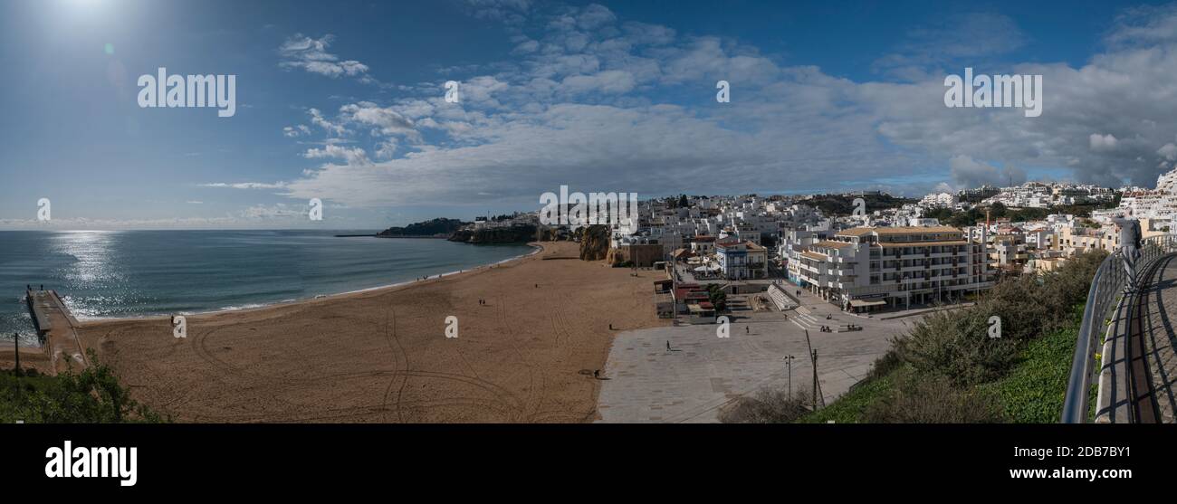 Vista panoramica della spiaggia e della città vecchia di Albufeira, Algarve, Portogallo Foto Stock