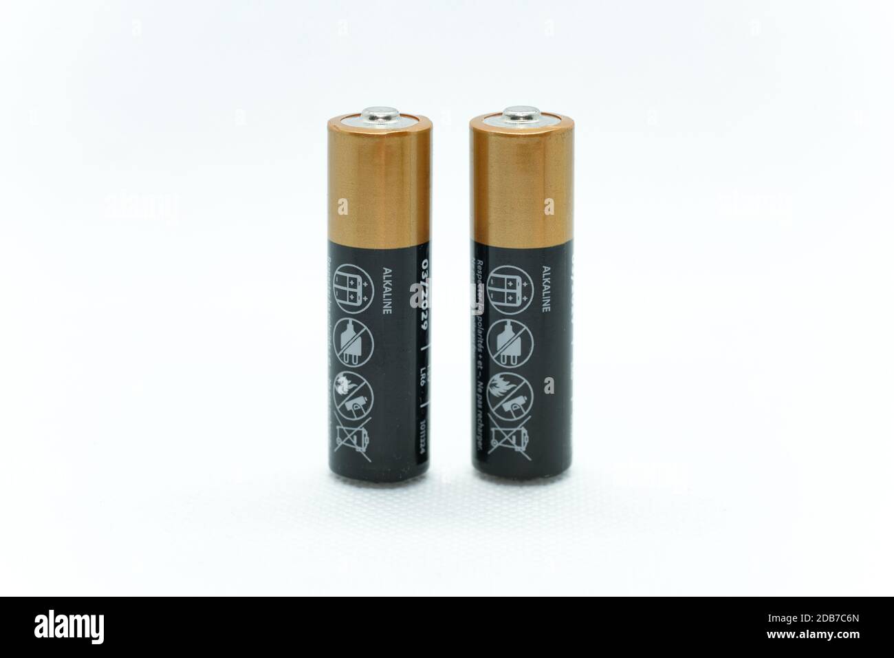 Coppia di batterie alcaline su sfondo bianco isolato,alimentazione elettrica Foto Stock