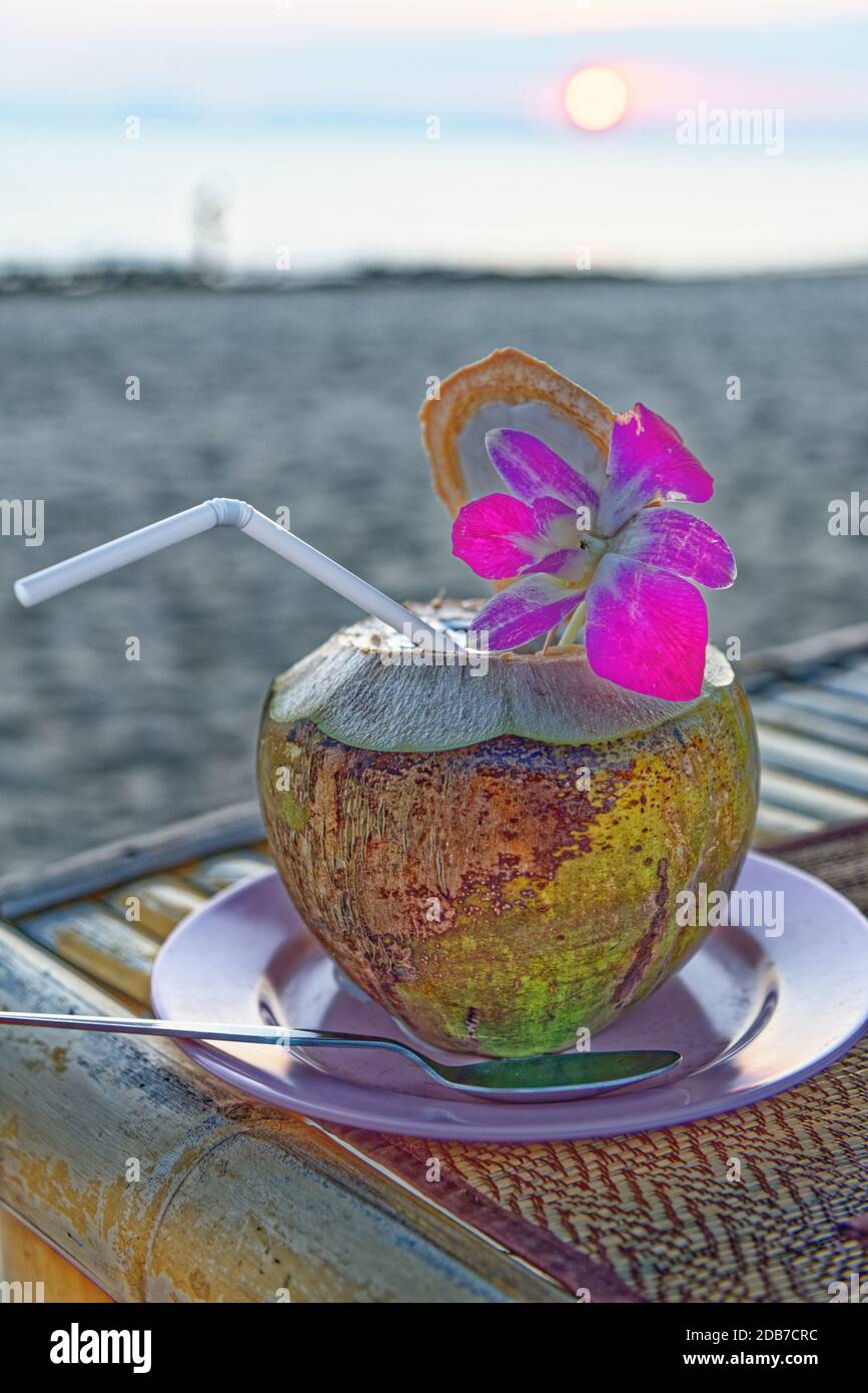 Cocktail Pina Colada in un cocco sulla spiaggia Il tramonto a Krabi - Thailandia - destinazione di viaggio Foto Stock