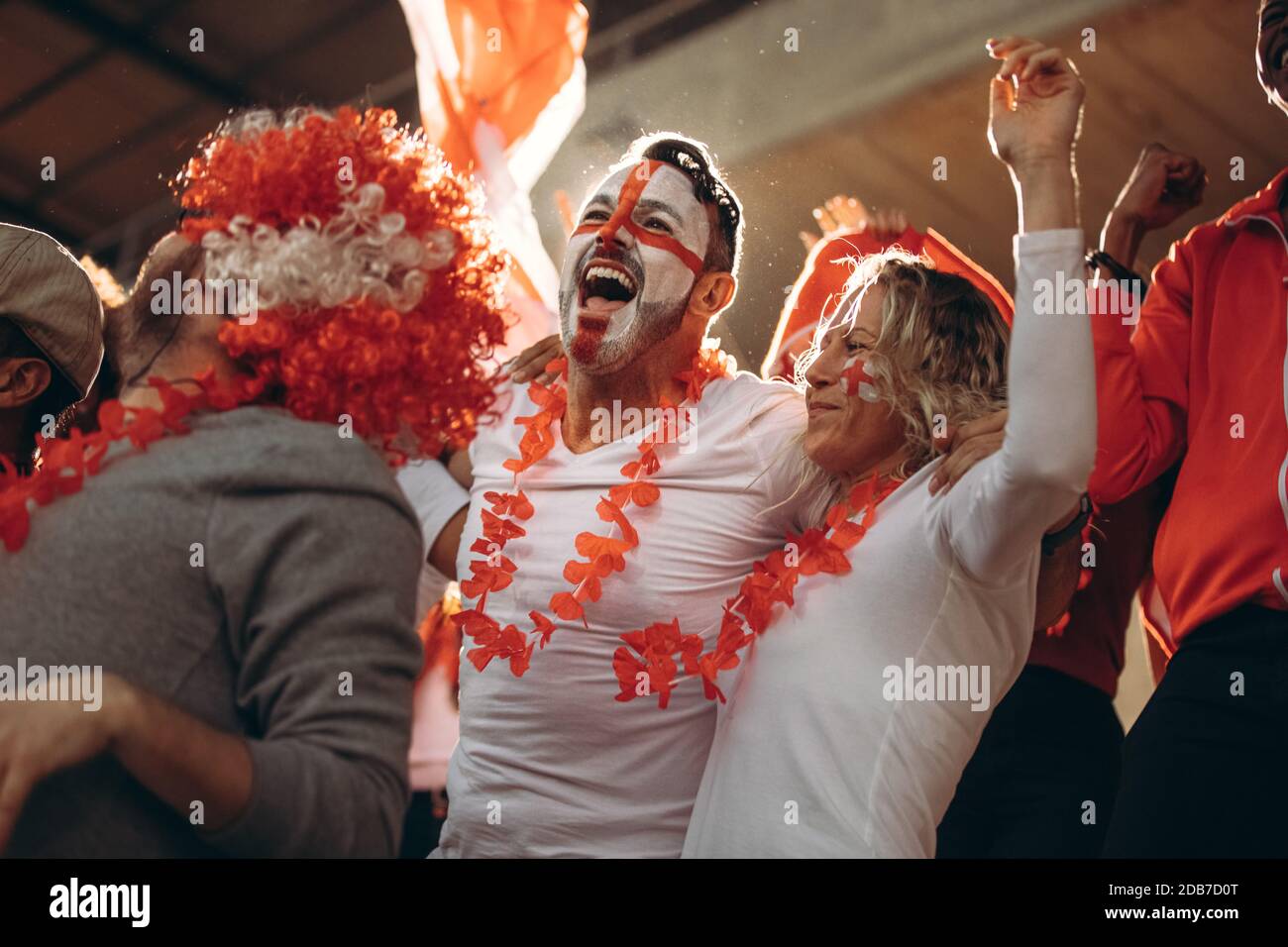 I tifosi di calcio dell'Inghilterra celebrano la vittoria della loro squadra. Spettatori inglesi che si divertono dopo una vittoria allo stadio. Foto Stock