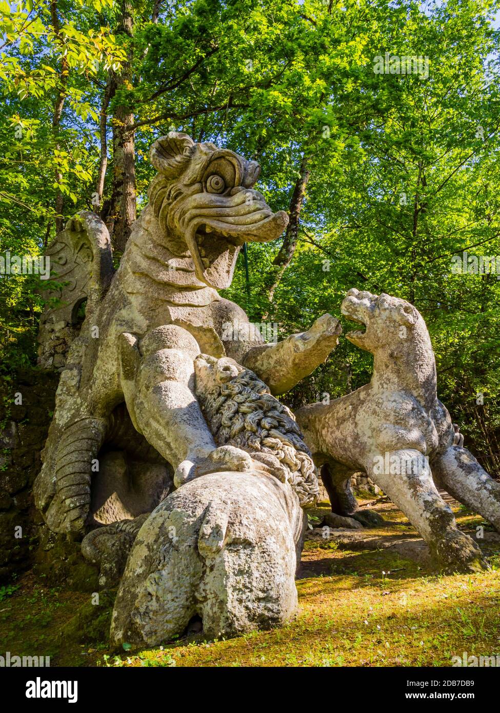 Drago che batte contro tre bestie, un'enorme scultura al Parco dei Mostri, Bosco Sacro, Giardini Bomarzo, Lazio, Italia Foto Stock