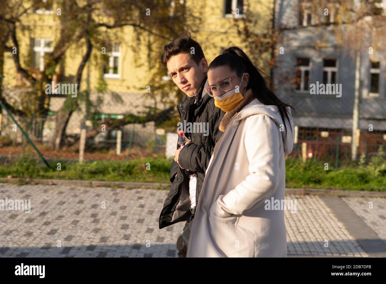 11/16/2020. Praga, Repubblica Ceca. Una coppia è a piedi vicino alla fermata del tram Hradcanska durante la quarantena (lei indossa una maschera). Si tratta di un blocco pe Foto Stock