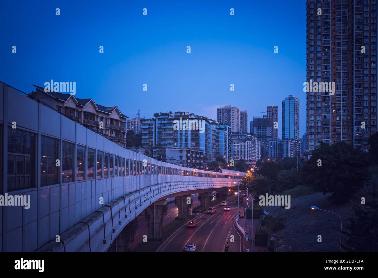 Chongqing, Cina - Agosto 2019 : Vista del treno fuori terra e metropolitana alla periferia della città di Chongqing Foto Stock