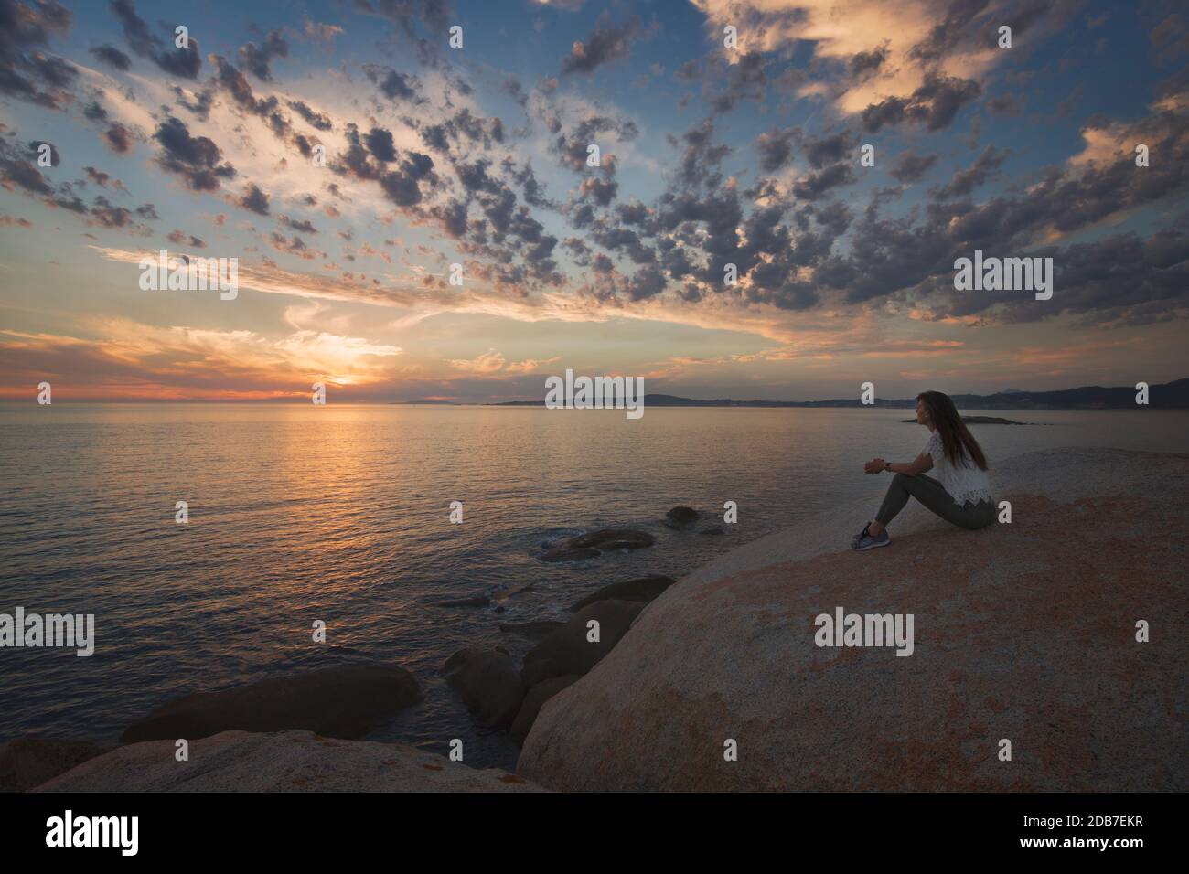 Donna che gode il tramonto a Finisterre. Galizia. Spagna Foto Stock