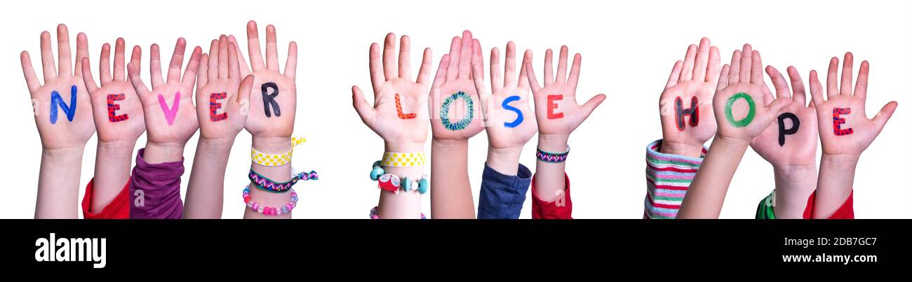 I bambini mani tenere colorata parola inglese non perdere mai la speranza.  Sfondo bianco isolato Foto stock - Alamy