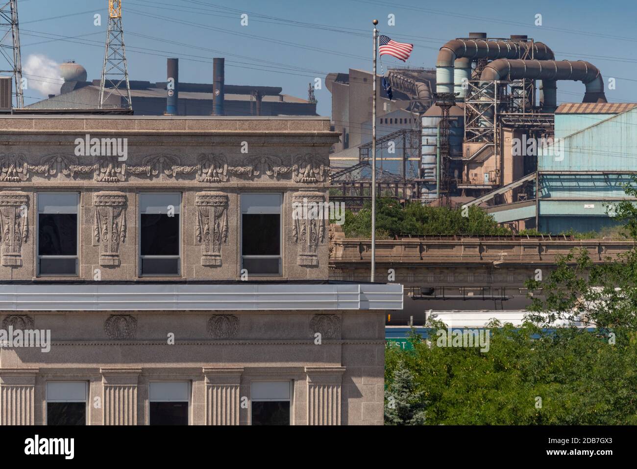 US Steel Gary lavora acciaieria in Gary Indiana, con Lake County superiore Courthouse in primo piano. Foto Stock US Steel Gary lavora acciaieria in Gary Indiana, con Lake County superiore Courthouse in primo piano. Foto Stock