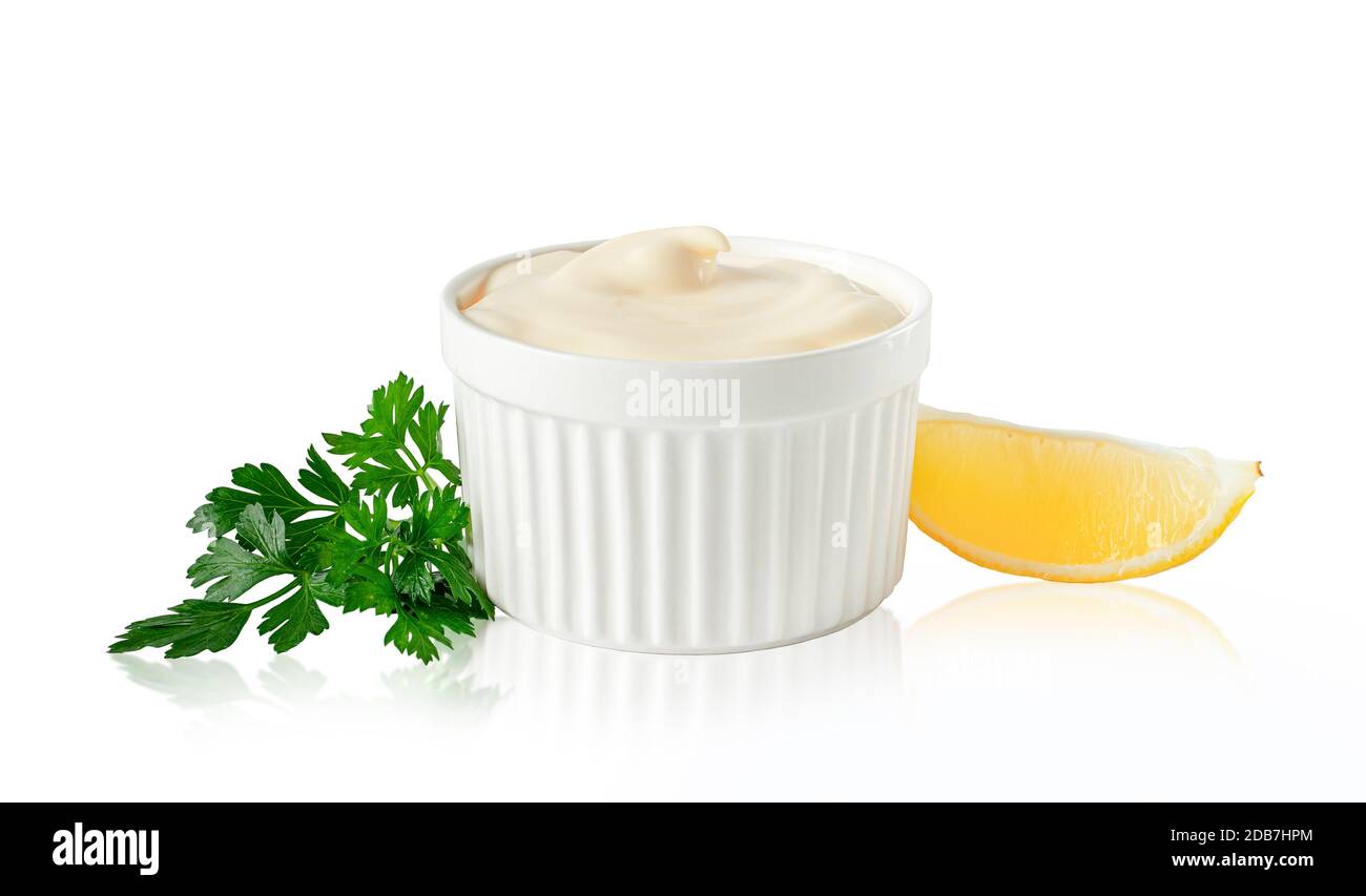 Ciotola di maionese con limone e prezzemolo isolato su bianco con percorso di ritaglio. Elemento di progettazione per l'etichetta del prodotto, stampa. Foto Stock