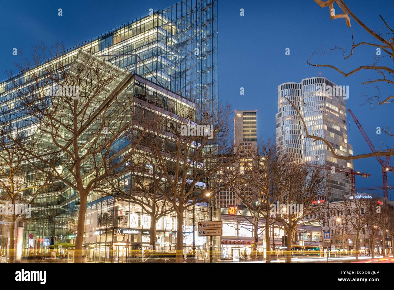 Kranzler Eck Berlin, Centro commerciale, Hotel One Berlin, Upper West, Kurfurstendamm, di notte, Berlino, Germania Foto Stock