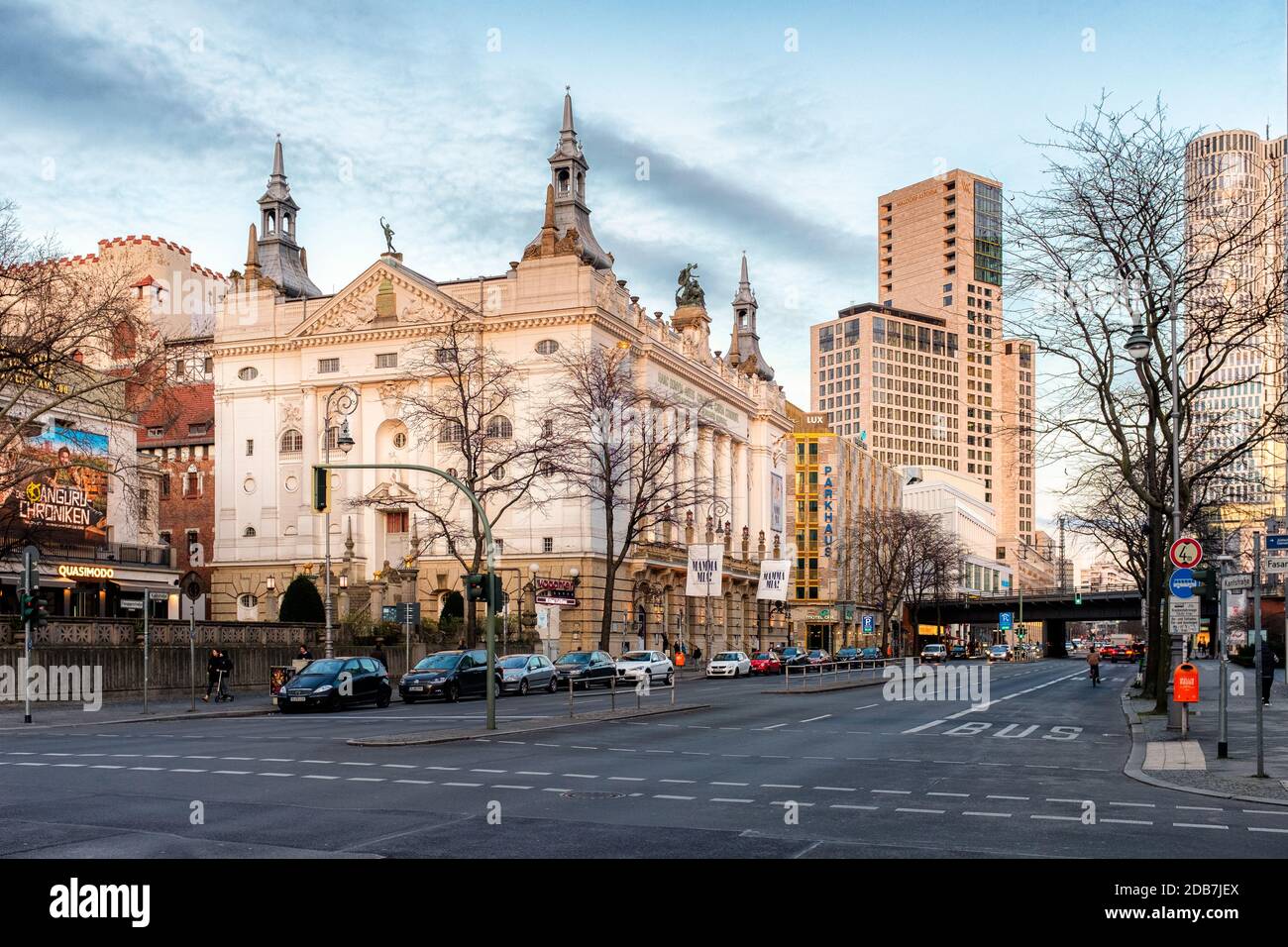 Berlino, all'angolo tra Kantstasse e Fasanenstrasse, Stage Theatre Des Westens, Quasimodo Jazz Club, Waldorf Astoria e Hotel Motel One-Upper West Foto Stock