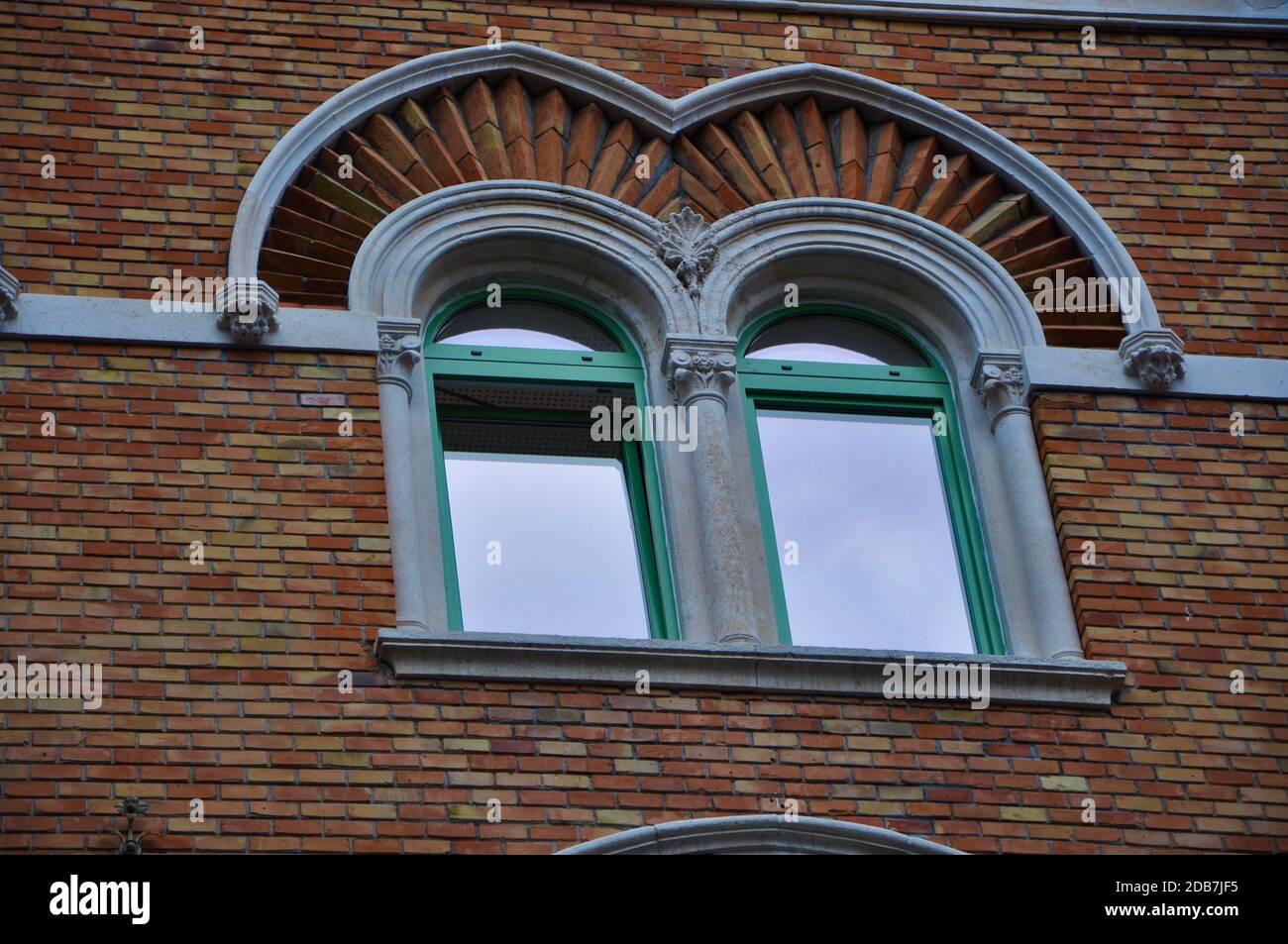 Doppia finestra ad arco su una facciata in mattoni di mura medievali.  Biforium - finestra antica con colonna, elemento architettonico antico,  dettagli decorativi Foto stock - Alamy
