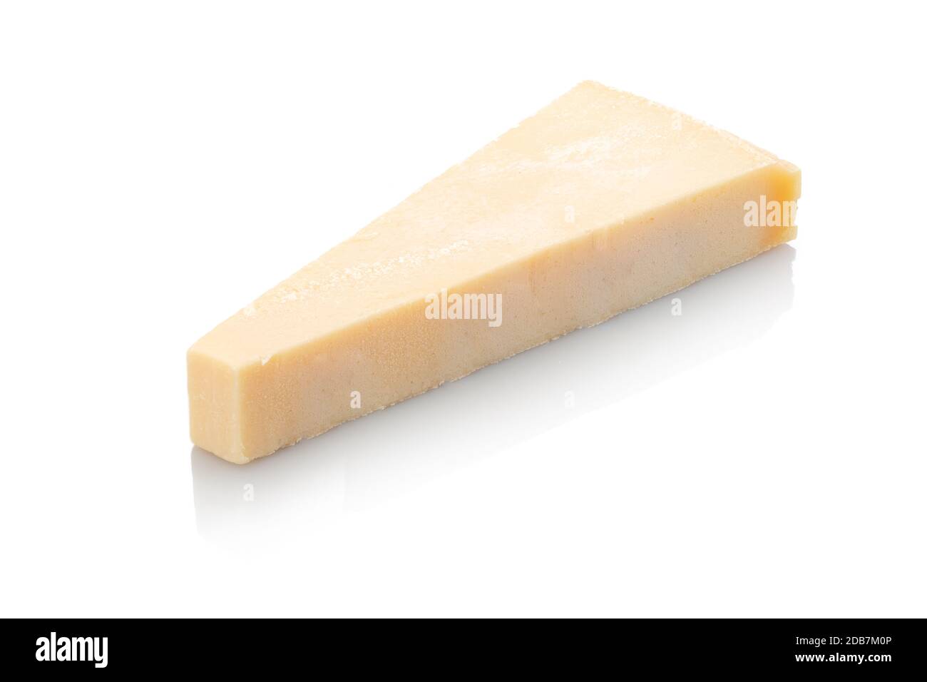Pezzo di italiani formaggio parmigiano isolato bianco Foto Stock