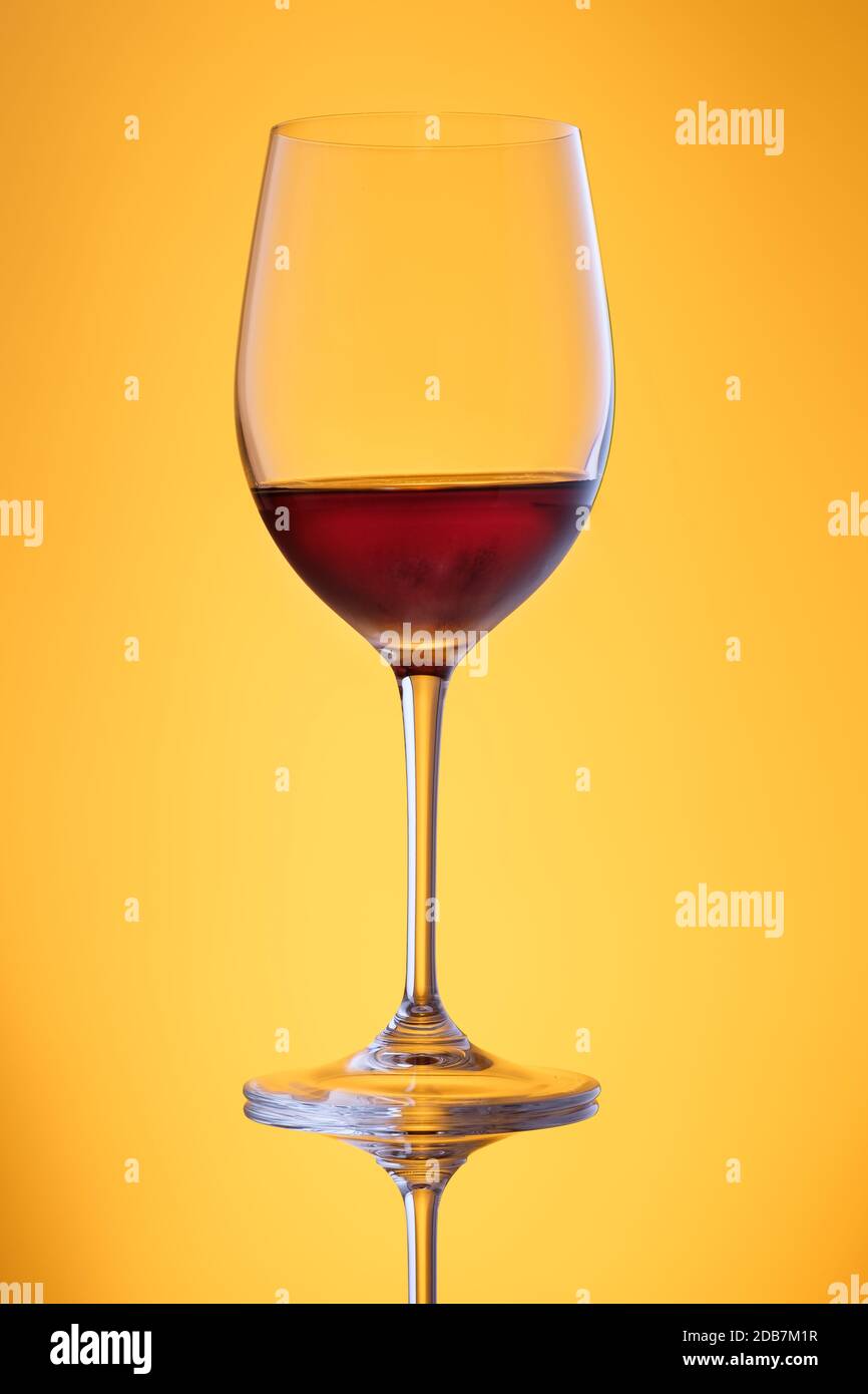 Buon vino dolce in un vetro in giallo back lit formato verticale Foto Stock