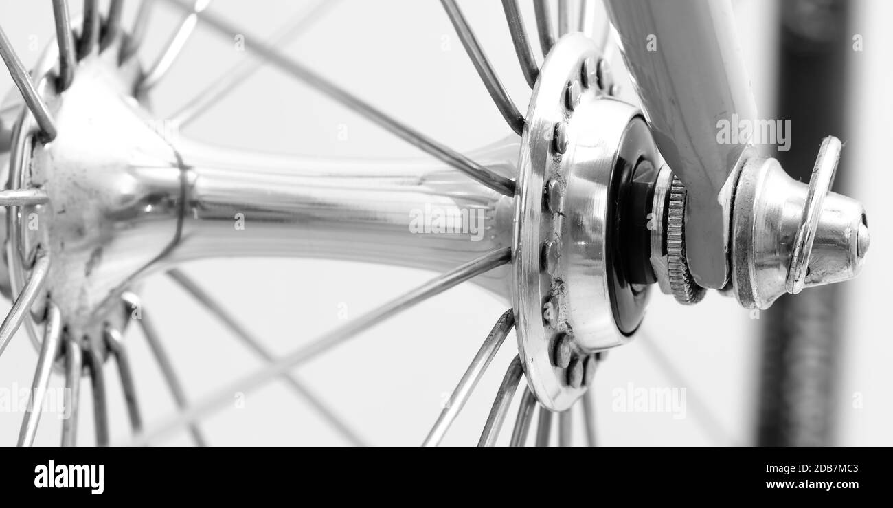 Primo piano mozzo biiciclico con vite cromata su una forcella per bicicletta Foto Stock