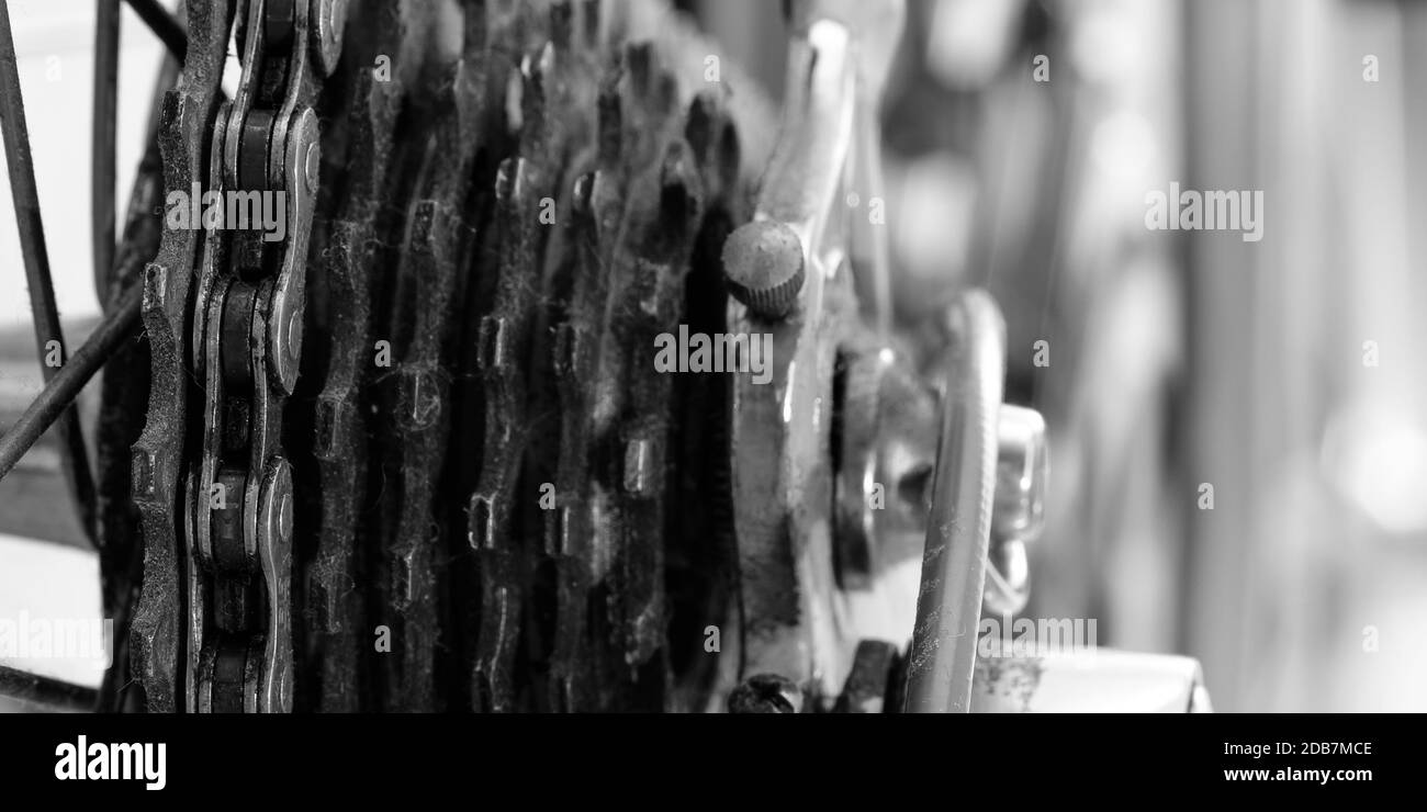 Catena del pignone e del biicolo con sporcizia come primo piano Foto Stock