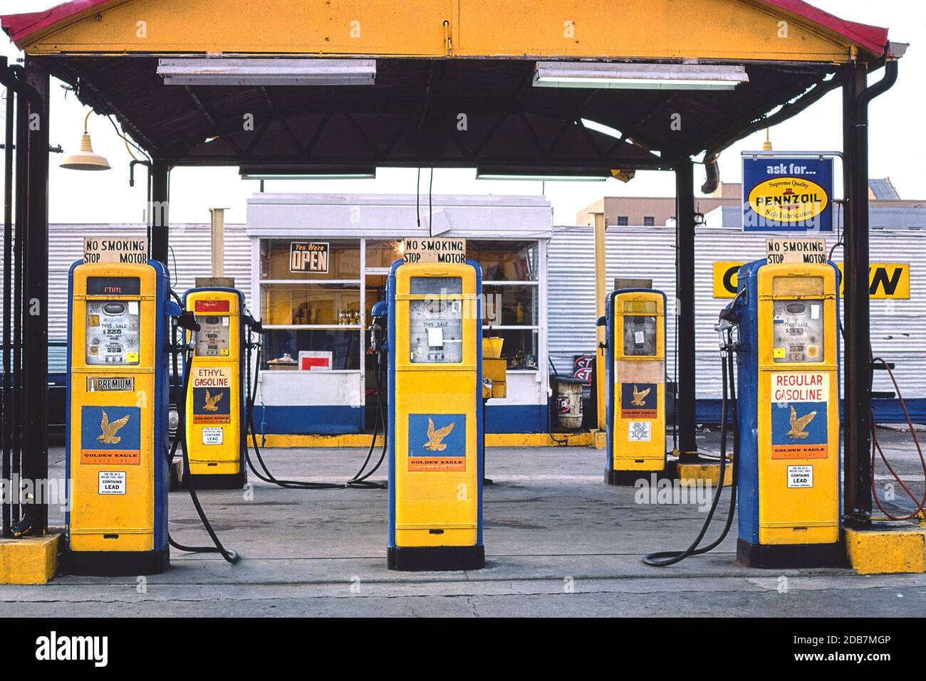 Five Golden Eagle gas Pumps, San Diego, California, USA, John Margolies Roadside America Photograph Archive, 1977 Foto Stock